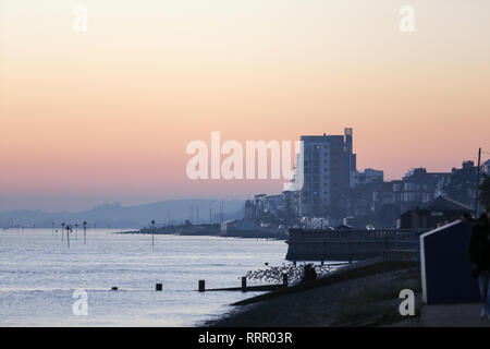 Southend On Sea, Essex, Großbritannien. 26 Feb, 2019. Ein Roter Sonnenuntergang am Strand in Southend on Sea. Suche entlang der Themse in Richtung Canvey Island und darüber hinaus. Credit: Penelope Barritt/Alamy leben Nachrichten Stockfoto