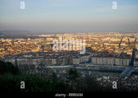 Lyon, Frankreich, 26. Februar 2019: eine Ansicht zeigt Lyon Metropole (Zentral-ost-Frankreich) als am 26. Februar 2019 von Fourviere Basilica Plattform gesehen, mit einem Dunst der Micro-particules bedeckt, als eine schwere Welle der Verschmutzung der Stadt trifft. Foto: Serge Mouraret/Alamy leben Nachrichten Stockfoto
