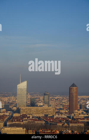 Lyon, Frankreich, 26. Februar 2019: eine Ansicht zeigt Lyon Metropole (Zentral-ost-Frankreich) als am 26. Februar 2019 von Fourviere Basilica Plattform gesehen, mit einem Dunst der Micro-particules bedeckt, als eine schwere Welle der Verschmutzung der Stadt trifft. Foto: Serge Mouraret/Alamy leben Nachrichten Stockfoto