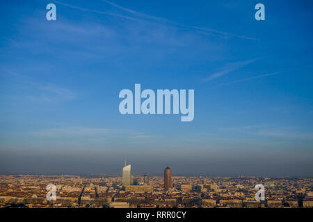 Lyon, Frankreich, 26. Februar 2019: eine Ansicht zeigt Lyon Metropole (Zentral-ost-Frankreich) als am 26. Februar 2019 von Fourviere Basilica Plattform gesehen, mit einem Dunst der Micro-particules bedeckt, als eine schwere Welle der Verschmutzung der Stadt trifft. Foto: Serge Mouraret/Alamy leben Nachrichten Stockfoto
