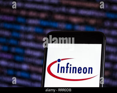 In der Ukraine. 8 Nov, 2018. Infineon Technologies Semiconductor Manufacturing Company Logo gesehen auf einem Smartphone angezeigt. Quelle: Igor Golovniov/SOPA Images/ZUMA Draht/Alamy leben Nachrichten Stockfoto