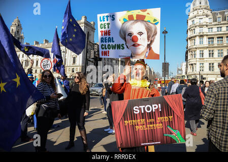London, Großbritannien. 26 Feb, 2019. Bleiben und Mitkämpfer außerhalb der Häuser des Parlaments verlassen. Credit: Claire Doherty/Alamy leben Nachrichten Stockfoto