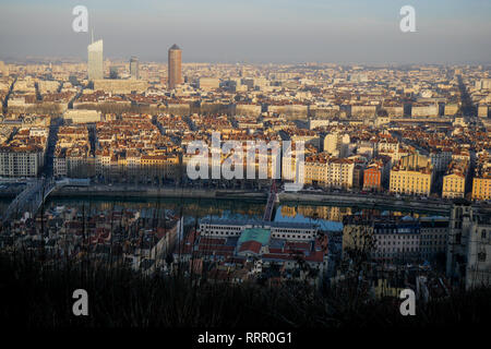 Lyon, Frankreich, 26. Februar 2019: eine Ansicht zeigt Lyon Metropole (Zentral-ost-Frankreich) als am 26. Februar 2019 von Fourviere Basilica Plattform gesehen, mit einem Dunst der Micro-particules bedeckt, als eine schwere Welle der Verschmutzung der Stadt trifft. Foto: Serge Mouraret/Alamy leben Nachrichten Stockfoto