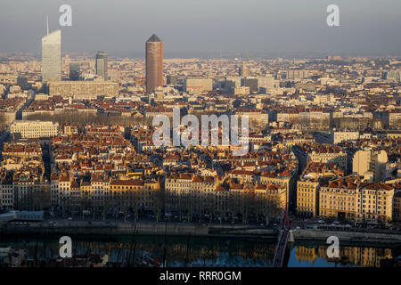 Lyon, Frankreich, 26. Februar 2019: eine Ansicht zeigt Lyon Metropole (Zentral-ost-Frankreich) als am 26. Februar 2019 von Fourviere Basilica Plattform gesehen, mit einem Dunst der Micro-particules bedeckt, als eine schwere Welle der Verschmutzung der Stadt trifft. Foto: Serge Mouraret/Alamy leben Nachrichten Stockfoto