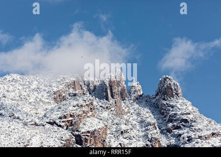 Tucson, Arizona, USA, 26. Februar, 2019. Nach dem großen Schneesturm in Tucson suchen, um sich an der Catalina Mountain Range. Finger rock. Credit: Jeff Smith/Alamy leben Nachrichten Stockfoto