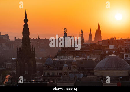 Edinburgh, Schottland, Großbritannien. 26 Feb, 2019. Blick auf den Sonnenuntergang über der berühmten Edinburgh Skyline von Calton Hill, Edinburgh nach einem warmen, klaren Tag mit Temperaturen bis etwa 13 C. Credit: Iain Masterton/Alamy leben Nachrichten Stockfoto