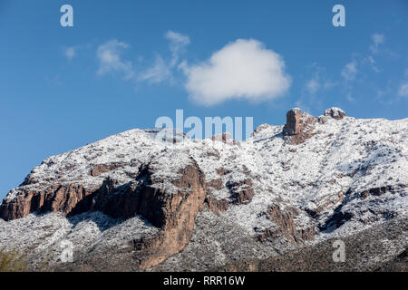 Tucson, Arizona, USA, 26. Februar, 2019. Nach dem großen Schneesturm in Tucson suchen, um sich an der Catalina Mountain Range. Finger rock. Credit: Jeff Smith/Alamy leben Nachrichten Stockfoto