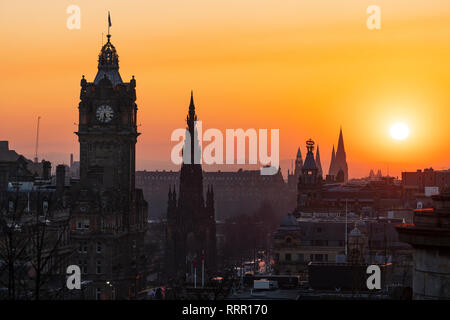 Edinburgh, Schottland, Großbritannien. 26 Feb, 2019. Blick auf den Sonnenuntergang über der berühmten Edinburgh Skyline von Calton Hill, Edinburgh nach einem warmen, klaren Tag mit Temperaturen bis etwa 13 C. Credit: Iain Masterton/Alamy leben Nachrichten Stockfoto