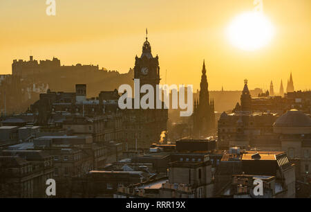 Edinburgh, Schottland, Großbritannien. 26 Feb, 2019. Blick auf den Sonnenuntergang über der berühmten Edinburgh Skyline von Calton Hill, Edinburgh nach einem warmen, klaren Tag mit Temperaturen bis etwa 13 C. Credit: Iain Masterton/Alamy leben Nachrichten Stockfoto