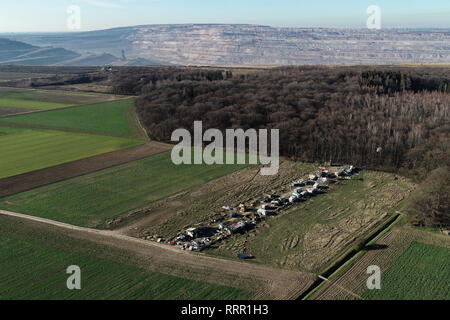 Kerpen, Deutschland. 26 Feb, 2019. Die so genannte Wiesenkamp (vorne) und der Rest des Hambacher Forst sind im braunkohlenbergwerk Hambach entfernt. Das Bild wurde mit Hilfe eines ferngesteuerten Drohne getroffen. Quelle: Henning Kaiser/dpa/Alamy leben Nachrichten Stockfoto