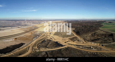 Kerpen, Deutschland. 26 Feb, 2019. Der Rest des Hambacher Wald liegt am Rande des Hambacher Braunkohlenbergwerk. Das Bild wurde mit Hilfe eines ferngesteuerten Drohne getroffen. Quelle: Henning Kaiser/dpa/Alamy leben Nachrichten Stockfoto