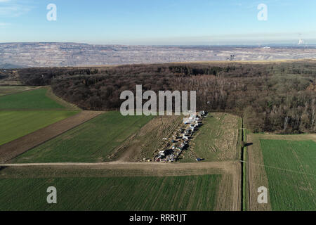 Kerpen, Deutschland. 26 Feb, 2019. Die so genannte Wiesenkamp (vorne) und der Rest der Hambach Wald am Rande des Hambacher Braunkohlenbergwerk entfernt. Das Bild wurde mit Hilfe eines ferngesteuerten Drohne getroffen. Quelle: Henning Kaiser/dpa/Alamy leben Nachrichten Stockfoto