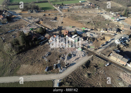 Kerpen, Deutschland. 26 Feb, 2019. Der Rest des Dorfes Mahnheim, Abriss, liegt am Rande des Hambacher brown Coal Mine. Das Bild wurde mit Hilfe eines ferngesteuerten Drohne getroffen. Quelle: Henning Kaiser/dpa/Alamy leben Nachrichten Stockfoto