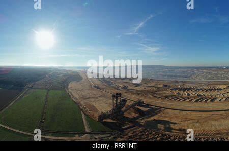 Kerpen, Deutschland. 26 Feb, 2019. Ein Bagger arbeitet am Rande der Hambach Braunkohle Bergwerk. Das Bild wurde mit Hilfe eines ferngesteuerten Drohne getroffen. Quelle: Henning Kaiser/dpa/Alamy leben Nachrichten Stockfoto