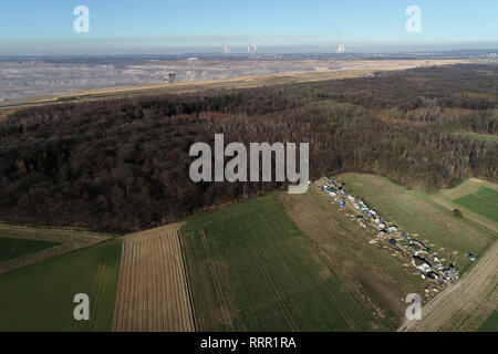 Kerpen, Deutschland. 26 Feb, 2019. Die so genannte Wiesenkamp (vorne) und der Rest der Hambach Wald am Rande des Hambacher Braunkohlenbergwerk entfernt. Das Bild wurde mit Hilfe eines ferngesteuerten Drohne getroffen. Quelle: Henning Kaiser/dpa/Alamy leben Nachrichten Stockfoto