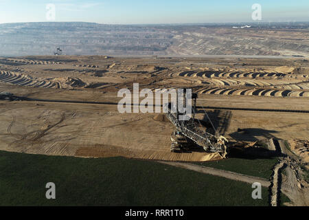 Kerpen, Deutschland. 26 Feb, 2019. Ein Bagger arbeitet am Rande der Hambach Braunkohle Bergwerk. Das Bild wurde mit Hilfe eines ferngesteuerten Drohne getroffen. Quelle: Henning Kaiser/dpa/Alamy leben Nachrichten Stockfoto