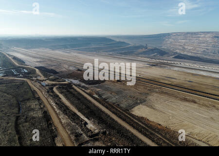 Kerpen, Deutschland. 26 Feb, 2019. Die hambach Braunkohle Tagebau frisst seinen Weg in den Boden wie eine tiefe Schlucht. Das Bild wurde mit Hilfe eines ferngesteuerten Drohne getroffen. Quelle: Henning Kaiser/dpa/Alamy leben Nachrichten Stockfoto