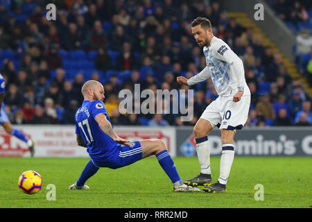 Gylfi Sigurdsson von Everton und Aron Gunnarsson von Cardiff City in der Premier League Match zwischen Cardiff City und Everton an der Cardiff City Stadium, Cardiff, Wales am 26. Februar 2019. Foto von Dave Peters. Nur die redaktionelle Nutzung, eine Lizenz für die gewerbliche Nutzung erforderlich. Keine Verwendung in Wetten, Spiele oder einer einzelnen Verein/Liga/player Publikationen. Stockfoto