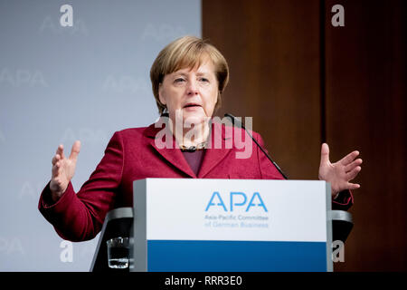 Berlin, Deutschland. 26 Feb, 2019. Bundeskanzlerin Angela Merkel (CDU) wird bei einer Veranstaltung im Haus der im Haus der Deutschen Wirtschaft auf die Übergabe des Amtes des Vorsitzenden des Asien-Pazifik-Ausschusses der Deutschen Wirtschaft (APA) zu Joe Kaeser, CEO der Siemens AG sprechen. Credit: Christoph Soeder/dpa/Alamy leben Nachrichten Stockfoto