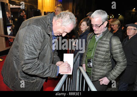 Glasgow, UK. 26 Feb, 2019. Renommierte Künstler, Peter Howson (links), auf dem roten Teppich bei der Premiere des Films, Prophezeiung gesehen, an der Glasgow Film Theatre. Credit: Colin Fisher/Alamy leben Nachrichten Stockfoto
