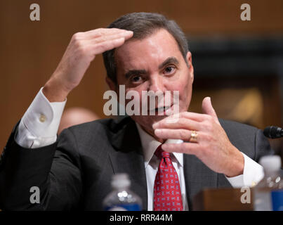 Richard A. Gonzalez, Chairman und Chief Executive Officer AbbVie Inc. erscheint vor dem Senatsausschuss für Finanzen für eine Anhörung über verschreibungspflichtige Arzneimittel Preise auf dem Capitol Hill in Washington, DC, 26. Februar 2019. Quelle: Chris Kleponis/CNP/MediaPunch Stockfoto