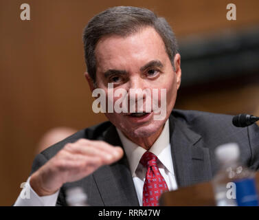 Richard A. Gonzalez, Chairman und Chief Executive Officer AbbVie Inc. erscheint vor dem Senatsausschuss für Finanzen für eine Anhörung über verschreibungspflichtige Arzneimittel Preise auf dem Capitol Hill in Washington, DC, 26. Februar 2019. Quelle: Chris Kleponis/CNP/MediaPunch Stockfoto