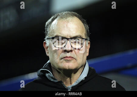 London, Großbritannien. 26 Feb, 2019. Leeds United Manager Marcelo Bielsa an schaut. EFL Skybet Meisterschaft übereinstimmen, Queens Park Rangers v Leeds United an der Loftus Road Stadium in London am Dienstag, 26. Februar 2019. Dieses Bild dürfen nur für redaktionelle Zwecke verwendet werden. Nur die redaktionelle Nutzung, eine Lizenz für die gewerbliche Nutzung erforderlich. Keine Verwendung in Wetten, Spiele oder einer einzelnen Verein/Liga/player Publikationen. pic von Steffan Bowen/Andrew Orchard sport Fotografie/Alamy Live news Credit: Andrew Orchard sport Fotografie/Alamy leben Nachrichten Stockfoto