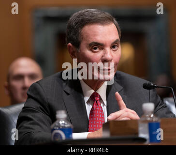 Richard A. Gonzalez, Chairman und Chief Executive Officer AbbVie Inc. erscheint vor dem Senatsausschuss für Finanzen für eine Anhörung über verschreibungspflichtige Arzneimittel Preise auf dem Capitol Hill in Washington, DC, 26. Februar 2019. Quelle: Chris Kleponis/CNP/MediaPunch Stockfoto