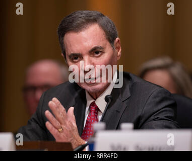 Richard A. Gonzalez, Chairman und Chief Executive Officer AbbVie Inc. erscheint vor dem Senatsausschuss für Finanzen für eine Anhörung über verschreibungspflichtige Arzneimittel Preise auf dem Capitol Hill in Washington, DC, 26. Februar 2019. Quelle: Chris Kleponis/CNP/MediaPunch Stockfoto