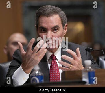 Washington, District of Columbia, USA. 26 Feb, 2019. Richard A. Gonzalez, Chairman und Chief Executive Officer. AbbVie Inc. erscheint vor dem Senatsausschuss für Finanzen für eine Anhörung über verschreibungspflichtige Arzneimittel Preise auf dem Capitol Hill in Washington, DC, 26. Februar 2019. Quelle: Chris Kleponis/CNP Credit: Chris Kleponis/CNP/ZUMA Draht/Alamy leben Nachrichten Stockfoto