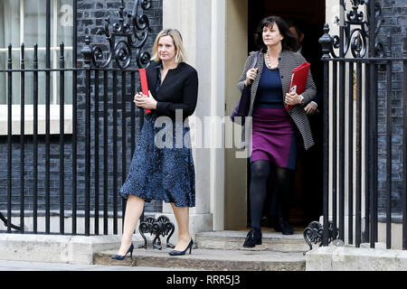 Amber Rudd - Minister für Arbeit und Altersversorgung (L) und Claire Perry - Staatsminister im Ministerium für Wirtschaft Energie und industrielle Strategie gesehen werden, die von der Downing Street Nr.10 nach der Teilnahme an der wöchentlichen Kabinettssitzung. Stockfoto