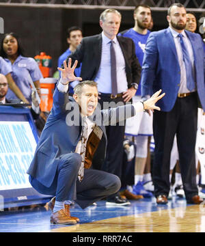 Amherst, New York, USA. 26. Februar 2019. Buffalo Bulls Head Coach Nate Hafer versucht, seine Mannschaften Verteidigung von der Bank während der zweiten Hälfte des Spiels in der NCAA Basketball Spiel zwischen der Akron Zips und Büffel Stiere an Alumni-Arena in Amherst, New York Das 21 geordnete Buffalo Bulls besiegten Akron 77-64 für das 25. aufeinanderfolgende home Sieg zu inspirieren. (Nicholas T. LoVerde/Cal Sport Media) Credit: Cal Sport Media/Alamy leben Nachrichten Stockfoto