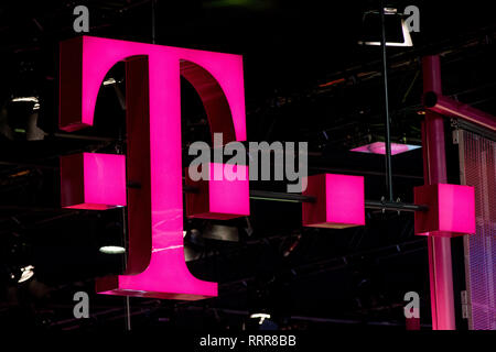 Barcelona, Spanien. 26. Februar 2019. Februar 26, 2019 - Barcelona, Katalonien, Spanien - die Deutsche Telekom AG die Marke der Firma Pavillon während der GSMA Mobile World Congress 2019 in Barcelona, der weltweit wichtigsten Veranstaltung auf mobilen Geräten die Kommunikation mit den führenden Unternehmen und die neuesten Entwicklungen in der Branche. Credit: Jordi Boixareu/Alamy leben Nachrichten Stockfoto