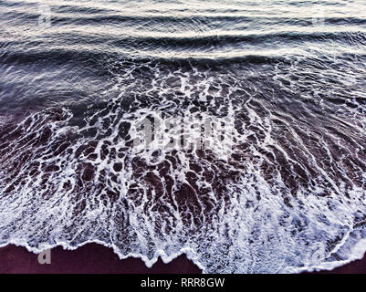 Ozean Welle bricht in die Küste mit Rückspülung Stockfoto