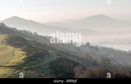 Britische Camp Herefordshire Beacon eingehüllt in Nebel Stockfoto