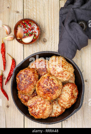 Hausgemachte saftig gebratenes Fleisch Schnitzel (Rind, Schwein, Huhn, Truthahn) mit Gewürzen und Knoblauch in einer gusseisernen Pfanne. Köstliches Mittag- oder Abendessen. Selektiver Fokus Stockfoto
