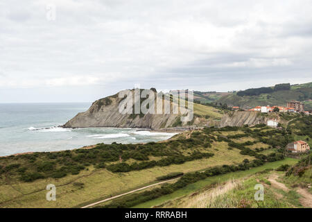 Die acantilado Flysch in La Ravoire - Baskenland. Flysch ist eine Sequenz von Sedimentgestein Schichten, die Fortschritte von Tiefsee- und Trübung flow dep Stockfoto