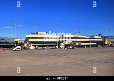 VALENCIA, Spanien - 26. NOVEMBER 2018: Flughafen Valencia in Spanien, Europa. Die Klemme als vom Vorfeld gesehen. Stockfoto