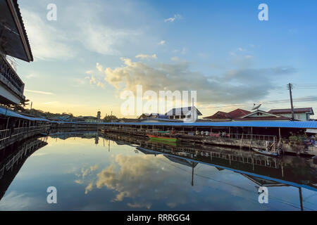 Trat, Thailand - Dezember 01, 2018: Vor Sonnenuntergang in Ban Nam Chieo Dorf, Trat Provinz, Thailand. Dieser Ort ist berühmt Reiseziele in E Stockfoto