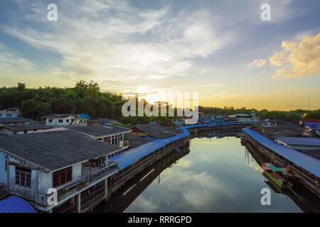 Trat, Thailand - Dezember 01, 2018: Vor Sonnenuntergang in Ban Nam Chieo Dorf, Trat Provinz, Thailand. Dieser Ort ist berühmt Reiseziele in E Stockfoto