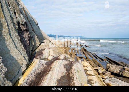 Die acantilado Flysch in La Ravoire - Baskenland. Flysch ist eine Sequenz von Sedimentgestein Schichten, die Fortschritte von Tiefsee- und Trübung flow dep Stockfoto