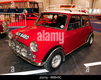 Ansicht eines 1965, Austin Mini Cooper S mit zwei Motoren, die auf der 2019 London Classic Car Show. Stockfoto