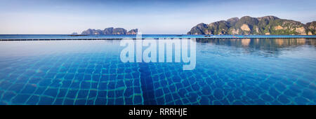 Asiatische tropisches Strandparadies in Thailand Stockfoto