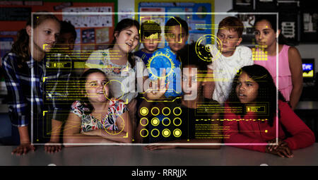 Junior high school Kursteilnehmer mit futuristischen Touch Screen im Klassenzimmer Stockfoto
