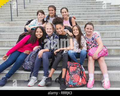 Portrait zuversichtlich Junior high Studentinnen auf Schritte Stockfoto