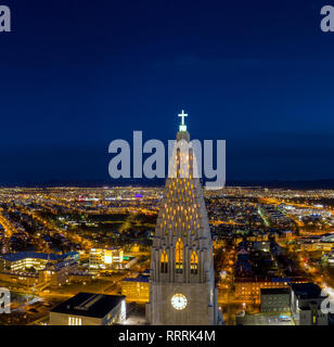 Die Kirche Hallgrimskirkja bei Nacht, Reykjavik, Island Stockfoto