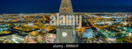Die Kirche Hallgrimskirkja bei Nacht, Reykjavik, Island Stockfoto