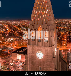 Die Kirche Hallgrimskirkja bei Nacht, Reykjavik, Island Stockfoto