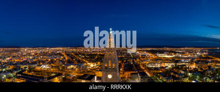 Die Kirche Hallgrimskirkja bei Nacht, Reykjavik, Island Stockfoto