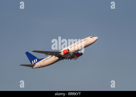 SAS Scandinavian Airlines Boeing 737 Jet Airliner Flugzeug LN-RCY vom London Heathrow Flughafen, Großbritannien. Flug Abflug Stockfoto